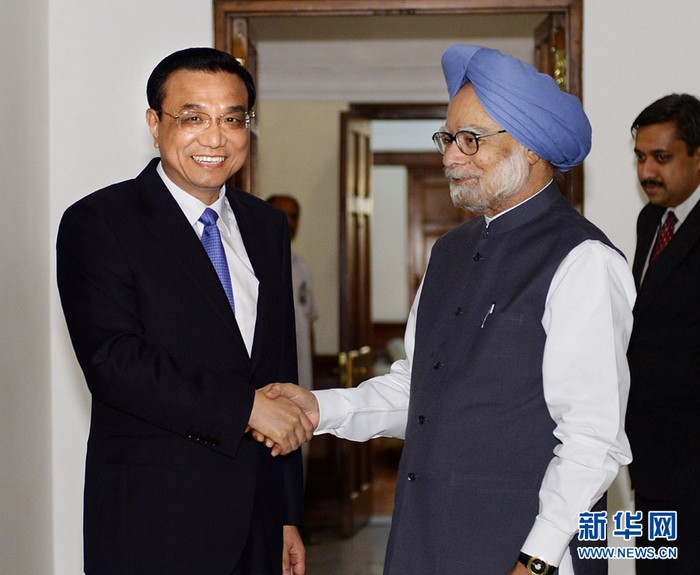 Thủ tướng Ấn Độ Manmohan Singh (phải) chuẩn bị thăm Trung Quốc